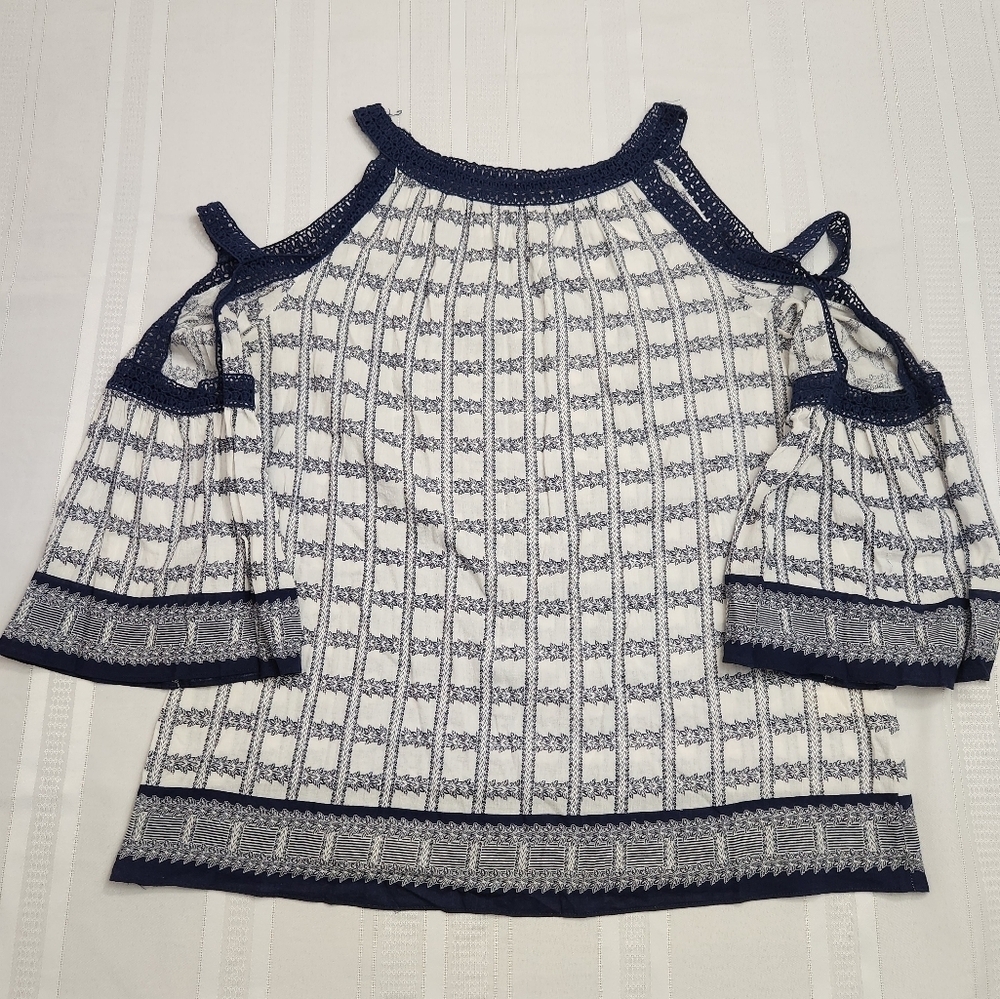 3/$25 Max Studio cold shoulder size Large top navy blue and white